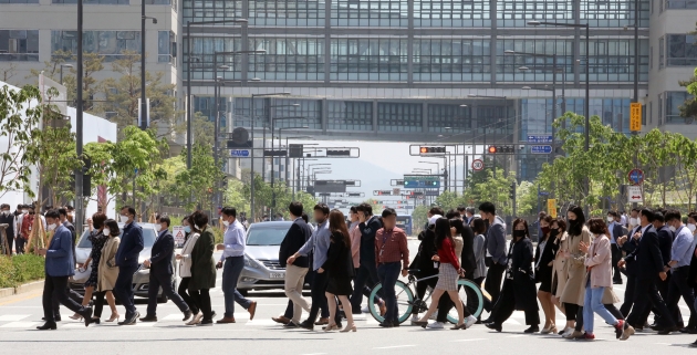 세종시 어진동 정부세종청사에서 공무원들이 식당가로 이동하고 있다. 뉴스1 제공