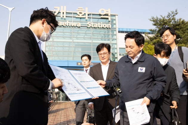 원희룡 국토교통부 장관(오른쪽)이 17일 서울시, 경기도, 김포시와 함께 버스전용차로 예정 현장에 방문해 김포 골드라인 혼잡 해소 방안 마련을 지시했다. 국토교통부