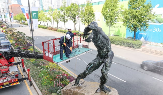 [포토] 봄맞이 목욕하는 올림픽 기념 조형물