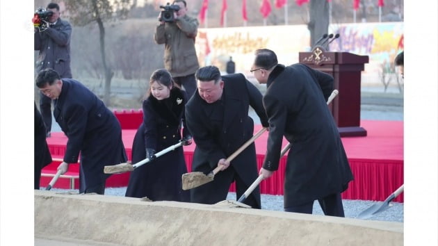 김정은 북한 국무위원장이 지난 2월 25일 딸 주애와 함께 평양 서포지구 새거리건설 착공식에 참석했다고 조선중앙TV가 보도했다. /사진=조선중앙TV, 연합뉴스