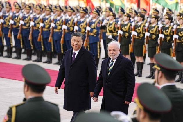 지난 14일 시진핑 중국 국가주석(왼쪽)과 중국을 방문한 루이스 이나시우 룰라 다시우바 브라질 대통령이 베이징 인민대회당에서 열린 국빈 환영식에 참석하고 있다. AFP
