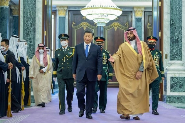 시진핑 중국 국가주석(왼쪽)이 지난해 12월 사우디아라비아 리야드 알 야마마 궁을 방문해 무함마드 빈 살만 사우디 왕세자의 안내를 받고 있다. AP