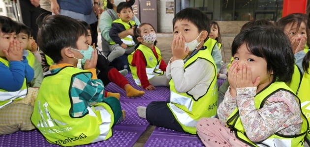 [포토] 강남구, 어린이집 화재 상황 대피 훈련