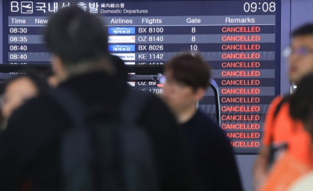 제주도에 강풍이 몰아친 18일 오전 제주국제공항 출발층이 대체 항공편을 구하려는 여행객들로 크게 붐비고 있다. /사진=연합뉴스