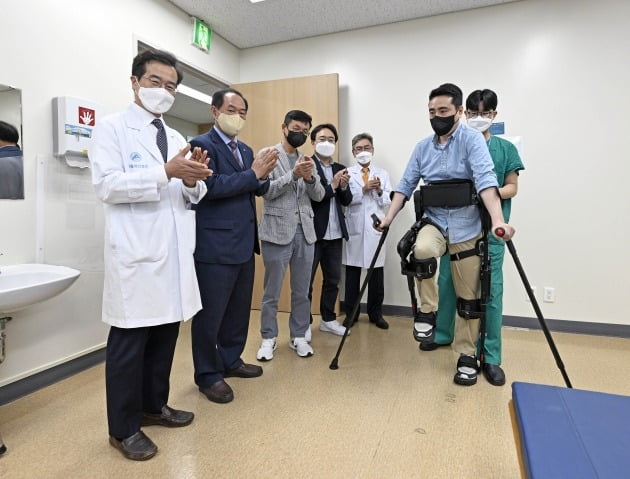 현대자동차는 19일(수) 서울시 송파구 소재 서울아산병원에서 현대자동차 경영전략사업부장 최두하 전무, 현대자동차 로보틱스랩장 현동진 상무, 서울아산병원 이제환 진료부원장, 안전생활실천시민연합 이정술 사무총장 등 주요 관계자들이 참석한 가운데 ‘보행재활 로봇치료 및 연구협력을 위한 착용로봇 기증식’을 가졌다./사진=현대차
