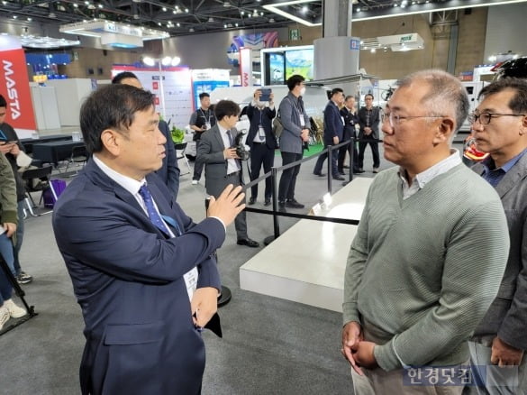 장기봉 마스타전기차 회장(왼쪽)과 정의선 현대자동차그룹 회장(오른쪽)이 '2023 서울모빌리티쇼'에서 대화를 나누는 모습.