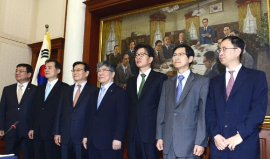김중수 전 한은 총재(왼쪽 네번째) 시절 금통위 7인. 사진=연합뉴스