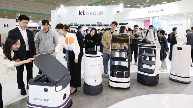 [포토] '월드IT쇼' KT 전시관서 AI로봇 살펴보는 참가자들