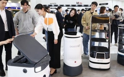 [포토] '월드IT쇼' KT 전시관서 AI로봇 살펴보는 참가자들