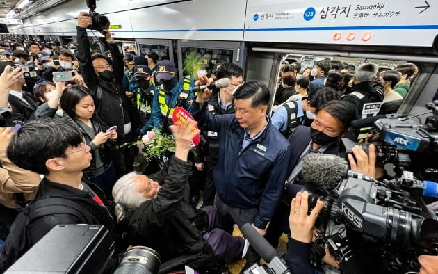 박경석 전국장애인차별철폐연대(전장연) 상임공동대표가 장애인의 날인 20일 서울 삼각지역에서 장애인 권리 예산 확보를 위한 지하철 타기 선전전에 나섰으나 승차를 저지당하고 있다. /사진=뉴스1