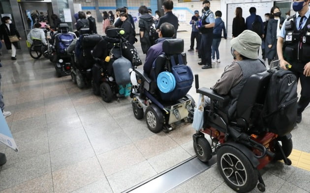  전국장애인차별철폐연대(전장연) 회원들이 장애인의 날인 20일 서울 삼각지역에서 장애인 권리 예산 확보를 위한 지하철 타기 선전전에 나섰으나 승차를 저지당한 뒤 승강기를 타기 위해 대기하고 있다. 사진=뉴스1