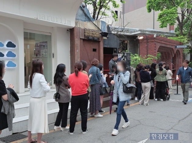 압구정로데오 유명 브런치 가게에 사람들이 대기줄을 서있는 모습. /사진=김세린 기자