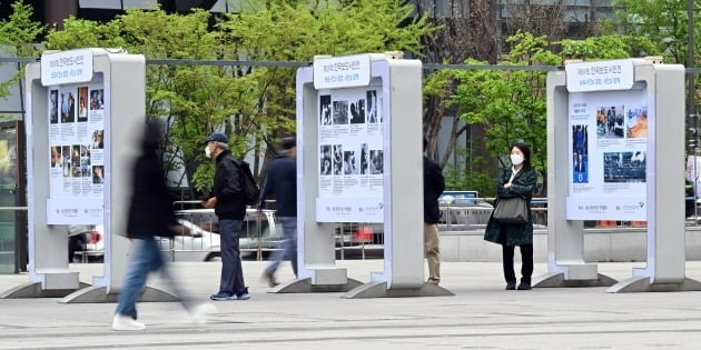 20일 서울 광화문광장에서 시민들이 제59회 한국보도사진전에 전시된 보도사진을 살펴보고 있다. 2023.4.20 / 사진공동취재단