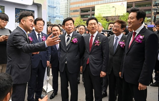 이호재 한국사진기자협회 회장이 20일 서울 광화문광장에서 열린 제59회 한국보도사진전 개막식에서 김진표 국회의장을 비롯한 내빈들에게 전시된 보도사진에 대해 설명하고 있다. 왼쪽부터 이 회장, 이재명 더불어민주당 대표, 윤홍근 한국사진기자협회 자문위원장·제너시스 BBQ그룹 회장, 김진표 국회의장, 김기현 국민의힘 대표, 박보균 문화체육관광부 장관, 오세훈 서울시장. 2023.4.20 /사진공동취재단