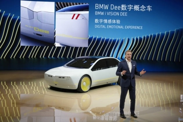 올리버 집세 BMW 회장이 지난 18일 개막한 2023 상하이 모터쇼에서 전기차 콘셉트카인 ‘아이 비전 디’(i Vision Dee)를 소개하고 있다. 연합뉴스.