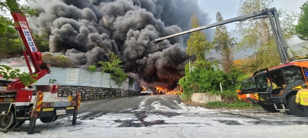 21일 오전 경남 밀양시 상남면 한국카본 2공장에서 불이 났다. 소방당국은 '대응 2단계'를 발령해 진화에 나섰다. /사진=연합뉴스