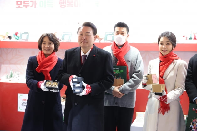 2022년 한겨울의 동행축제 윈윈터페스티벌 개막식에서 윤석열 대통령 부부와 이영 중소벤처기업부 장관이 기념촬영을 하고 있다. 중소벤처기업부 제공