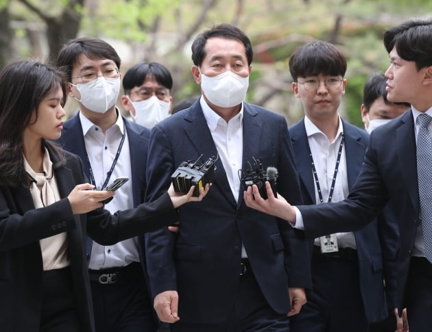 더불어민주당 '2021년 전당대회 돈봉투 의혹' 핵심 피의자인 한국수자원공사 상임감사위원 강래구씨가 21일 서울 서초구 서울중앙지법에서 열린 구속 전 전 피의자 심문(영장심사)을 받기 위해 법정으로 향하고 있다. /사진=연합뉴스