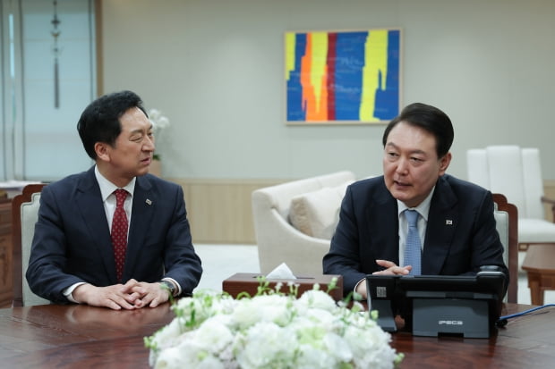 윤석열 대통령이 20일 용산 대통령실에서 김기현 국민의힘 대표와 대화하고 있다. 대통령실 제공