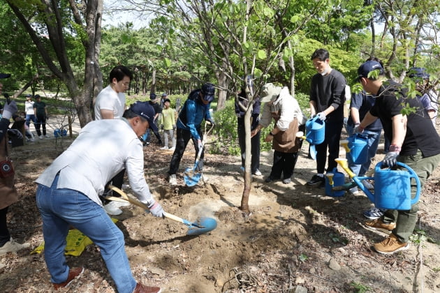 [포토] 창경궁, 지속가능한 궁궐숲 조성 위한 나무심기 봉사