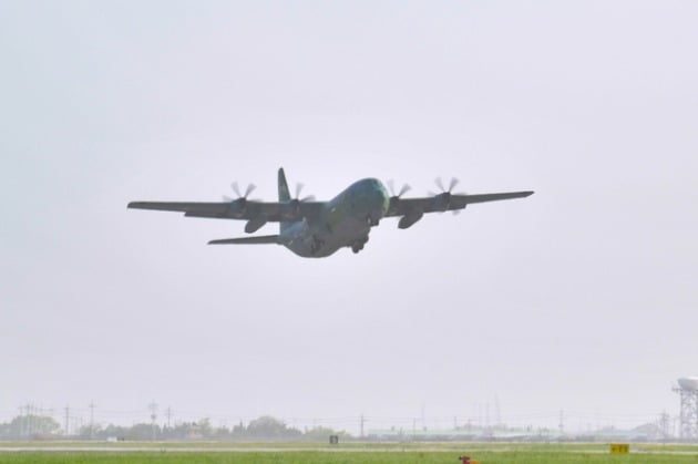 지난 21일 공군 제5공중기동비행단에서 C-130J 수송기가 수단 교민철수 해외임무를 수행하기 위해 이륙하고 있는 모습. 국방부 제공.