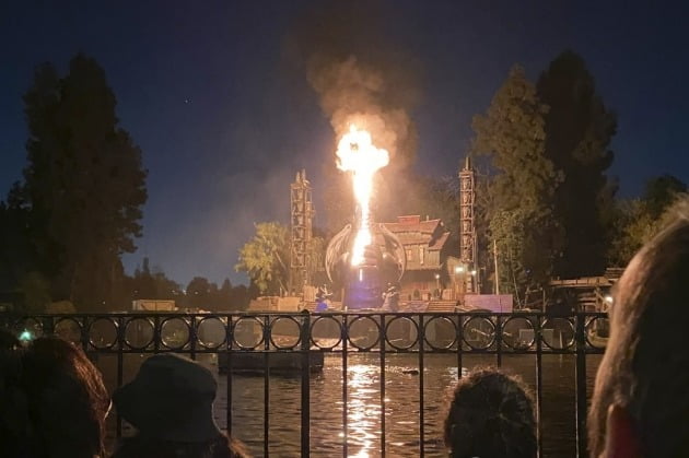 美 디즈니랜드 '불 뿜는 용' 진짜 불탔다…"공연으로 착각"