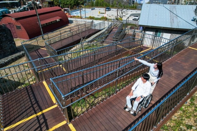 경남 거제시 포로수용소유적공원 평화파크에 무장애 데크길이 설치돼있다./ 한국관광공사 제공