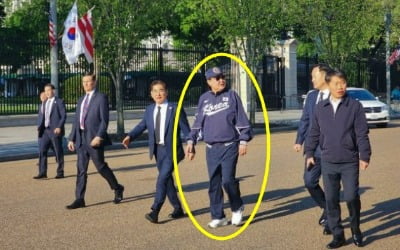 尹의 야구사랑…국가대표팀 점퍼 입고 백악관 주변 산책