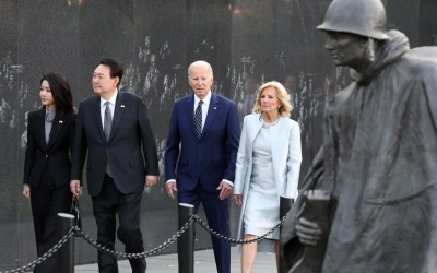 尹-바이든 부부, 워싱턴 첫 만남…한국전 참전기념비 헌화