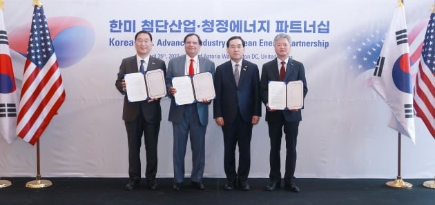 윤영준 현대건설 사장(왼쪽부터)과 크리스 싱 홀텍 대표, 이창양 산업통상자원부 장관, 이인호 한국무역보험공사 사장이 25일(현지시간) 미국 워싱턴DC에서 양해각서 체결 후 기념사진을 찍고 있다.  /현대건설 제공