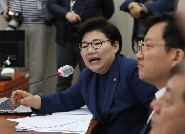 임이자 국민의힘 의원이 25일 서울 여의도 국회에서 열린 환경노동위원회 전체회의에서 발언을 하고있다. 뉴스1