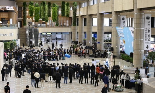 26일 김포국제공항 이용객들이 싱어게인2 탑3의 '윤성' 공연을 관람하고 있다. KAC 제공