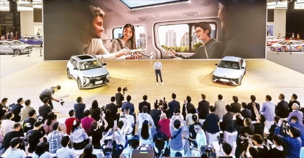지난 18일 중국 상하이 컨벤션센터에서 열린 ‘2023 상하이 국제 모터쇼’에서 현대차가 신차를 소개하고 있다. 현대차 제공
