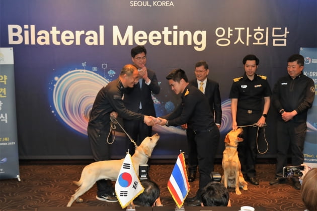 한국 관세청 직원이 27일 태국세관 직원에게 마약탐지견을 기증하고 있다. 관세청 제공