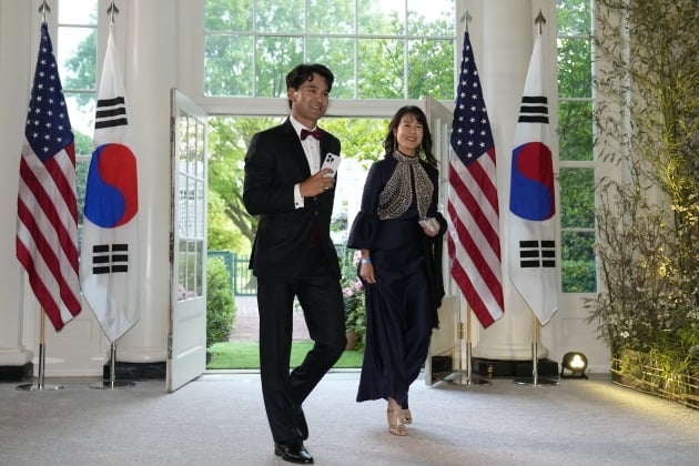 '코리안 특급' 박찬호(왼쪽)와 부인 박리혜가 26일(현지시간) 미국 워싱턴DC 백악관에서 열리는 한미 정상 국빈만찬에 참석하고 있다. /사진=연합AP
