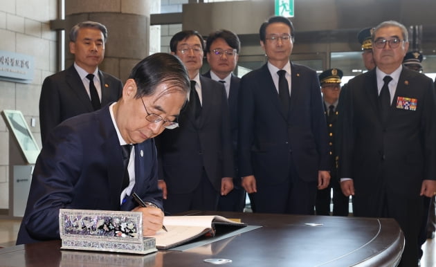 [포토] 한덕수 국무총리, 한국전 미군전사자 명비 참배