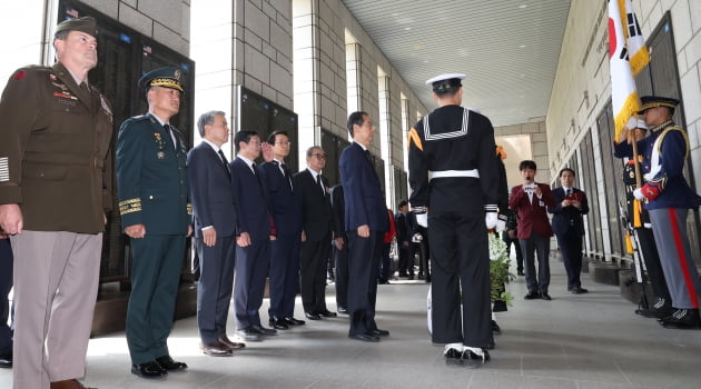 [포토] 한덕수 국무총리, 한국전 미군전사자 명비 참배