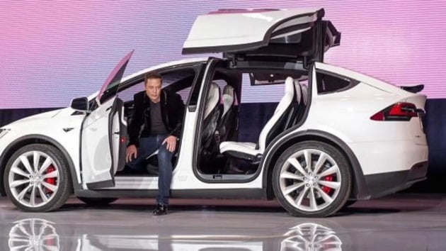 2015년 미국 캘리포니아주 프리몬트에서 열린 모델X 출시 행사에서 일론 머스크 테슬라 최고경영자(CEO)가 차량에서 내리고 있다.