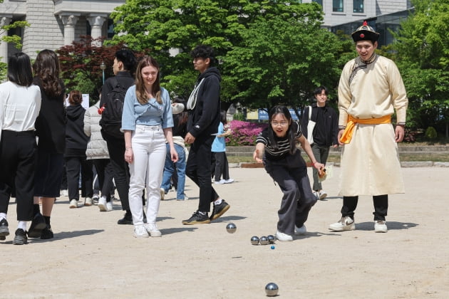 [포토] 서로의 문화 교류하는 외국인 연수생들