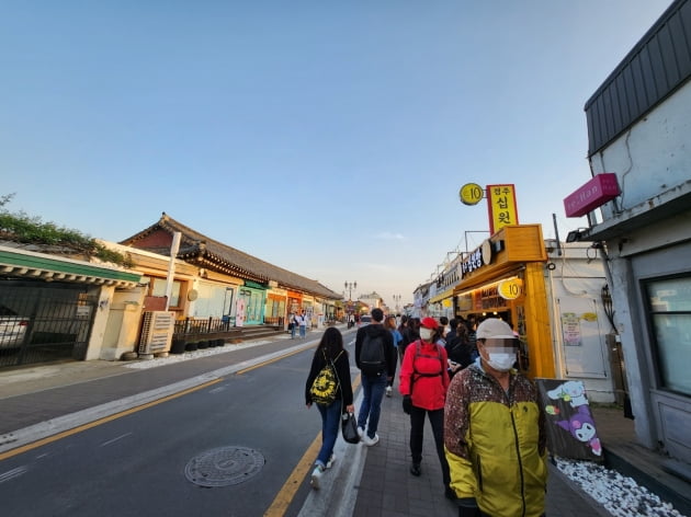 경주 황리단길이 관광객들로 붐비는 모습./사진=이현주 기자