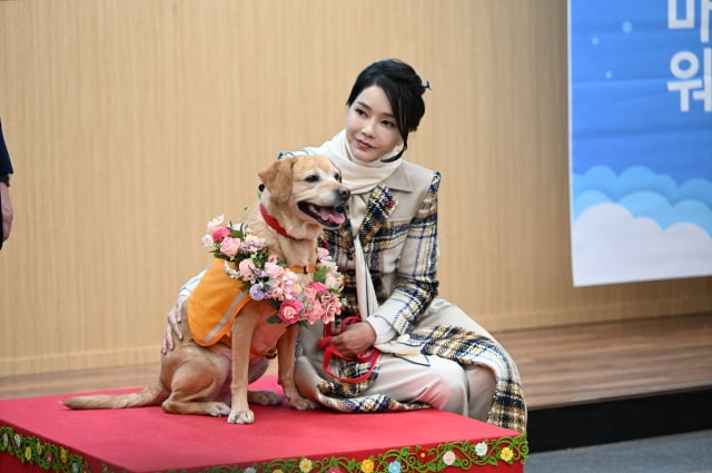 김건희 여사가 24일 경기도 용인 삼성화재 안내견 학교에서 분양받은 은퇴 안내견 '새롬이'와 함께하고 있다. / 사진=대통령실 제공