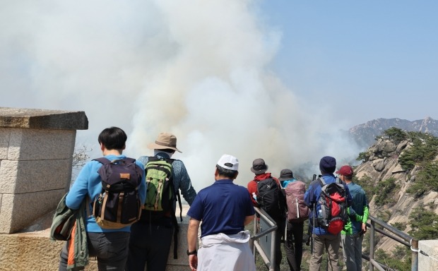 2일 오후 서울 종로구 인왕산에서 산불이 발생, 등산객들이 안타깝게 화재 현장을 바라보고 있다.  사진=연합뉴스
