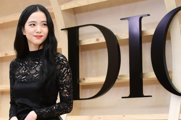 브랜드 디올의 앰버서더를 맡고 있는 그룹 '블랙핑크' 지수 '디올(Dior) 2022 가을 여성 컬렉션 패션쇼'에 참석해 포토타임을 갖고 있는 모습. 사진=변성현 한경닷컴 기자 byun84@hankyung.com 