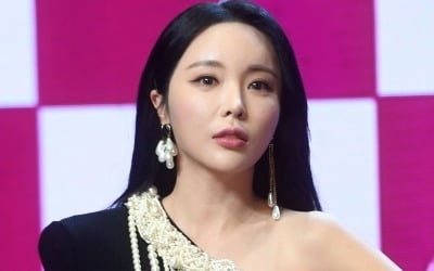 홍진영, 인파 몰린 행사장서 모녀 피신 도와…"사고 당할까 봐"