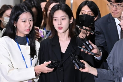 [포토] '벌금 2000만원' 선고 받고 법원 나서는 김새론