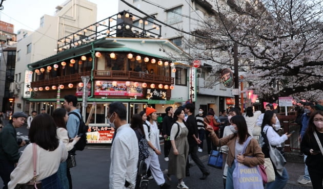 벚꽃으로 유명한 도쿄 메구로에 몰린 관광객 / JAPAN NOW