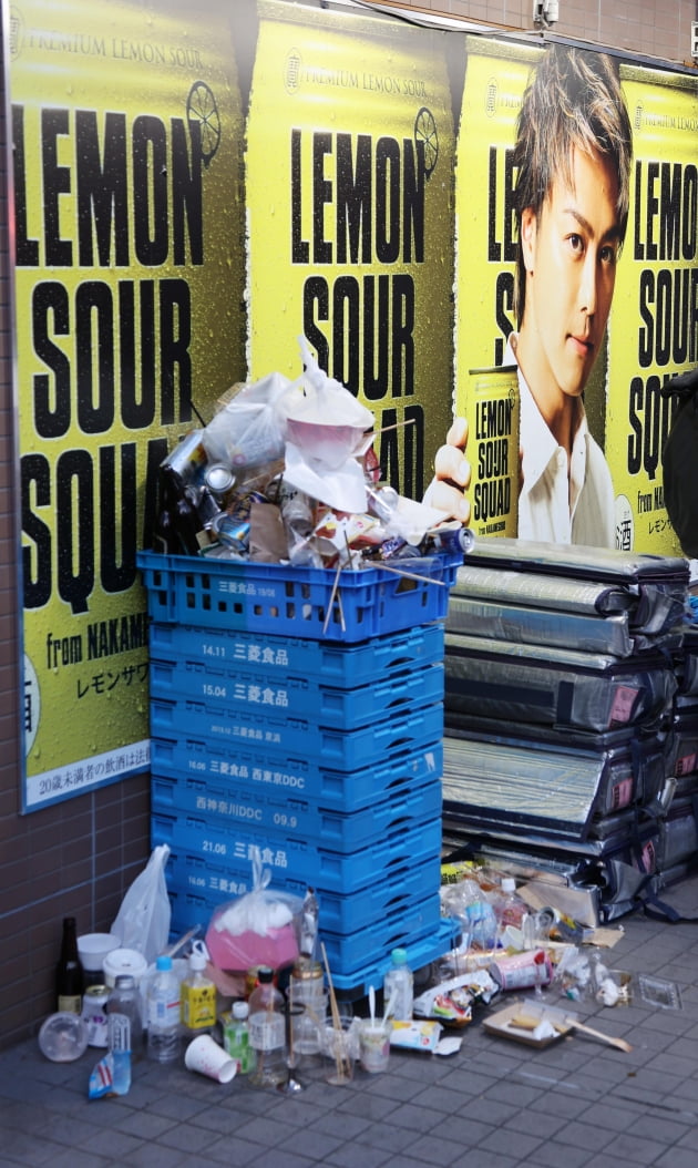관광객들이 버린 쓰레기가 편의점 앞에 쌓여 있다. / JAPAN NOW