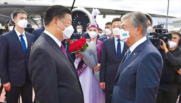 시진핑 중국 국가주석이 작년 9월 카자흐스탄을 방문해 카심조마르트 토카예프 카자흐스탄 대통령과 인사하고 있다.  /타스연합뉴스 