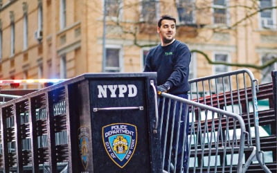 [포토] 트럼프 지지자 습격할라…맨해튼 검찰에 바리케이드