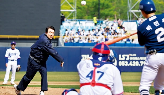 윤석열 대통령이 2023 프로야구 시즌이 개막된 지난 1일 삼성 라이온즈와 NC 다이노스 경기가 열린 대구 삼성라이온즈파크에서 시구하고 있다.  대통령실 제공 